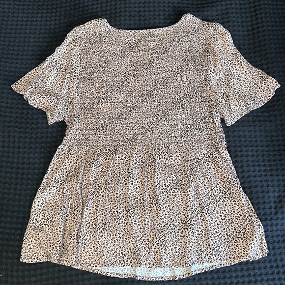 Urban Romantics Women Cheetah Leopard Print Short Sleeve Blouse Top - Picture 2 of 4